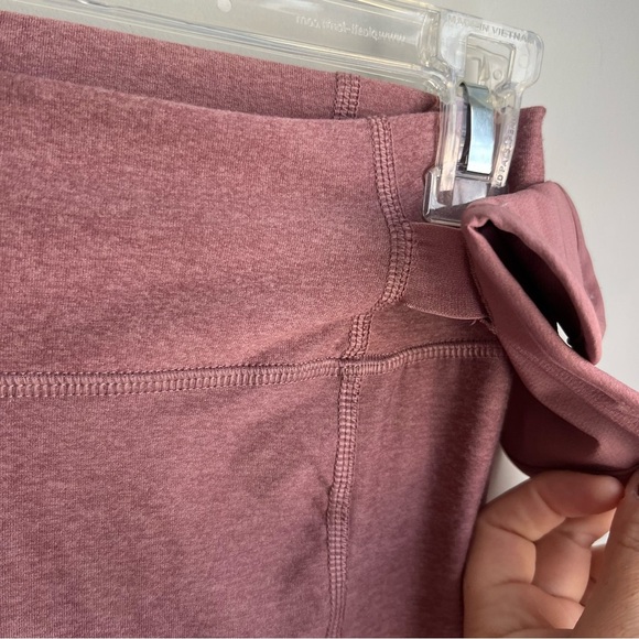 Old Navy Women’s Go Dry Leggings in Heathered Old Rose - Small - Picture 4 of 8